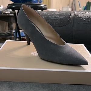 MICHAEL Michael Kors Lizzy Mid Pump Leather Charcoal